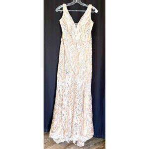 Montage-Mon Cheri V-Neck Sleeveless Trumpet Gown Size 10 All-Over Lace Metalic